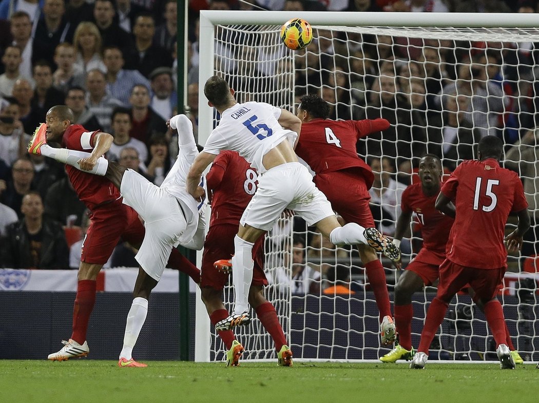 Gary Cahill (číslo 5) zvyšuje na 2:0 pro Anglii v přípravném zápase s Peru