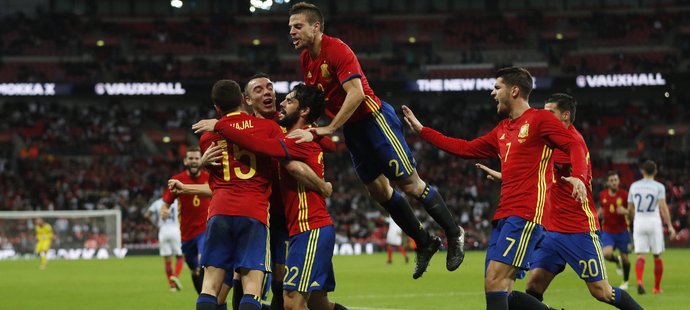 Španělští fotbalisté slaví gól Isca, který v nastaveném čase vyrovnal v Anglii na 2:2
