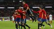 Španělští fotbalisté slaví gól Isca, který v nastaveném čase vyrovnal v Anglii na 2:2