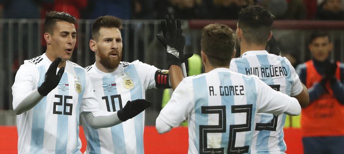 Argentinští fotbalisté se radují z branky Sergia Agüera v přípravném utkání proti Rusku