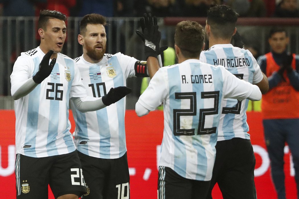 Argentinští fotbalisté se radují z branky Sergia Agüera v přípravném utkání proti Rusku
