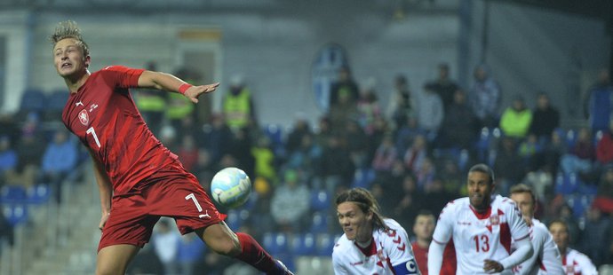 Antonín Barák se snaží dosáhnout na míč v přípravném zápase české reprezentace proti Dánsku