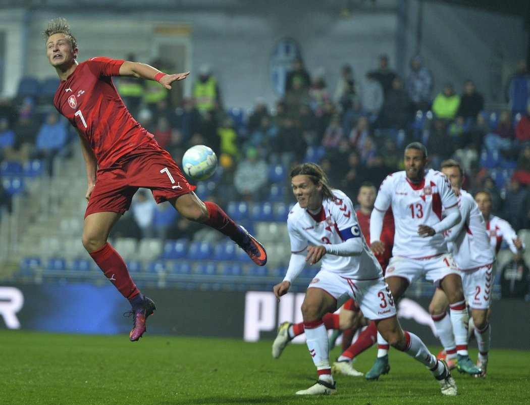 Antonín Barák se snaží dosáhnout na míč v přípravném zápase české reprezentace proti Dánsku