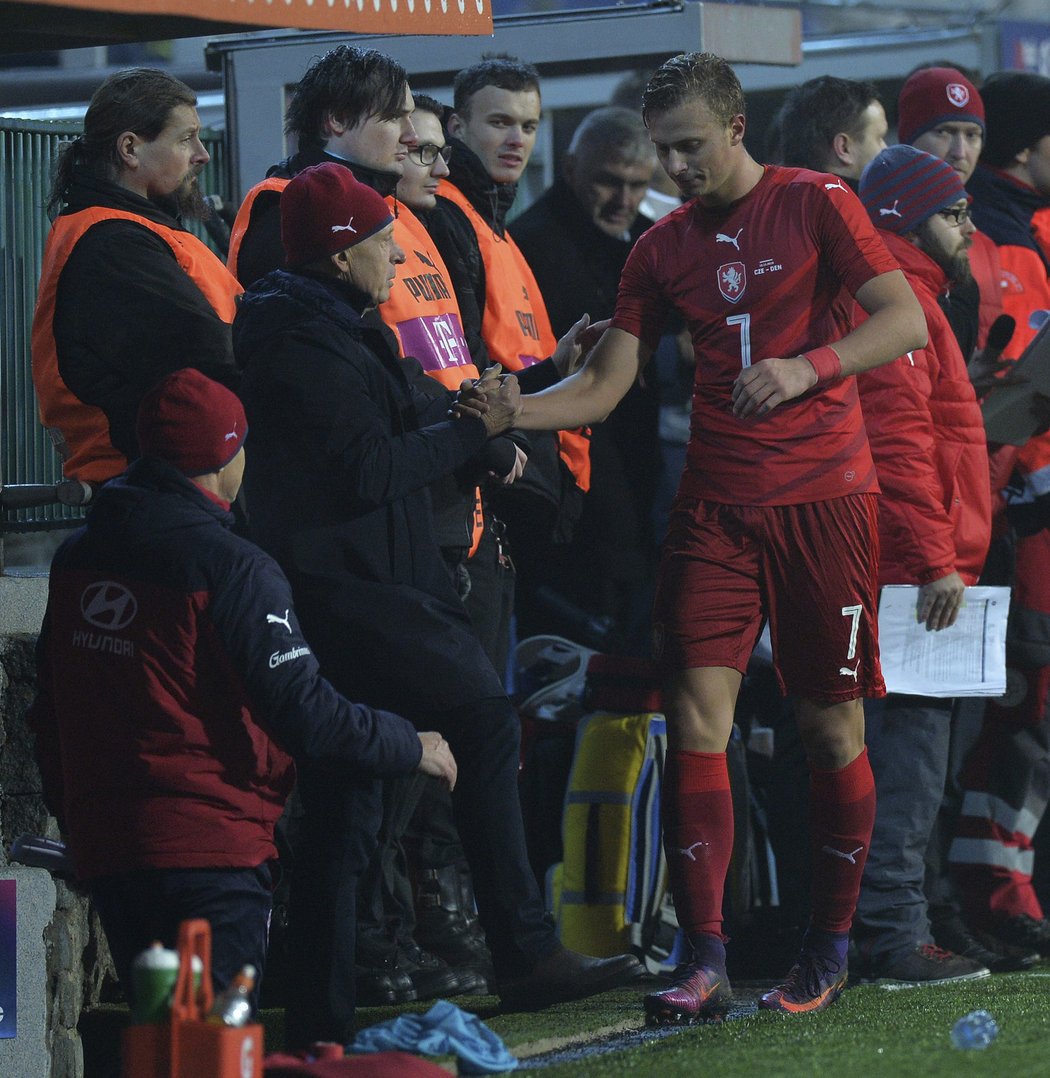 Kouč Karel Jarolím si plácá s Antonínem Barákem, který se při svém reprezentačním debutu trefil hned po několika minutách