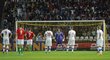 Český gólman Jaroslav Drobný se chystá čelit penaltě v Maďarsku. Míči v cestě do sítě nezabránil, zápas skončil 1:1
