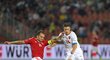 Český fotbalista Václav Kadlec se snaží proniknout k brance Maďarska v přípravném utkání, které skončilo nerozhodně 1:1