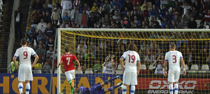 Český gólman Jaroslav Drobný se chystá čelit penaltě v Maďarsku. Míči v cestě do sítě nezabránil, zápas skončil 1:1