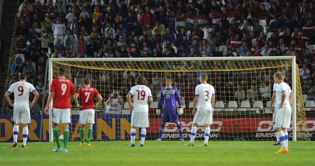 Český gólman Jaroslav Drobný se chystá čelit penaltě v Maďarsku. Míči v cestě do sítě nezabránil, zápas skončil 1:1