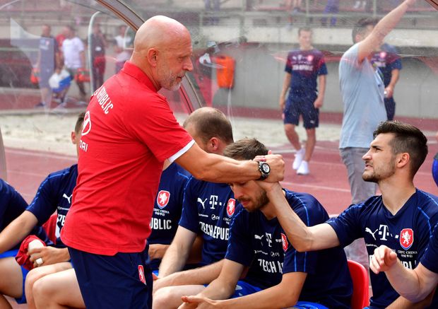 Český kouč Karel Jarolím přeje štěstí hráčům, kteří byli připraveni ke střídání Český kouč Karel Jarolím přeje štěstí hráčům, kteří byli připraveni ke střídání
