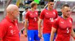 Čeští hráči pečlivě sledovaní trenérem Karlem Jarolímem nastupují k utkání proti Nigérii