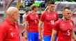 Čeští hráči pečlivě sledovaní trenérem Karlem Jarolímem nastupují k utkání proti Nigérii