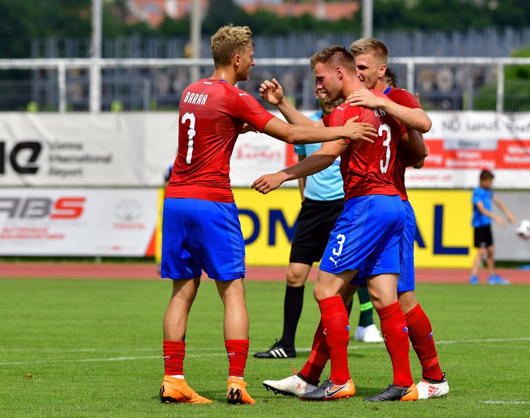 Antonín Barák a Jakub Jugas gratulují Tomáši Kalasovi ke gólu v utkání proti Nigérii