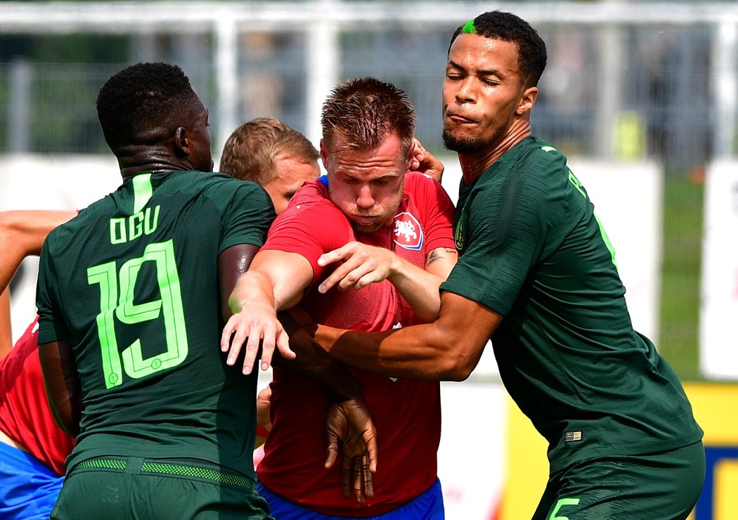 Český obránce Tomáš Kalas byl jediným střelcem zápasu proti Nigérii, na snímku se probíjí mezi dvojicí protihráčů