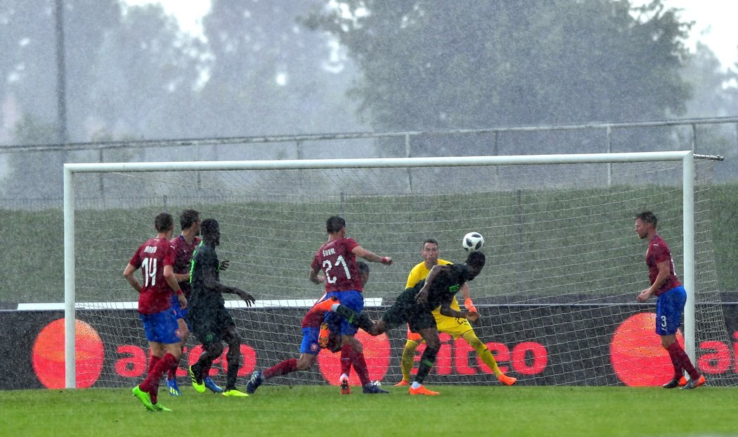 Přípravné utkání mezi Českem a Nigérií trochu pokazil silný déšť