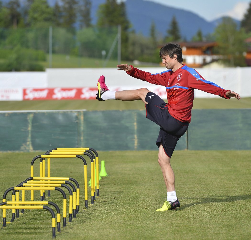 Tomáš Rosický při rozcvičce na tréninku reprezentace