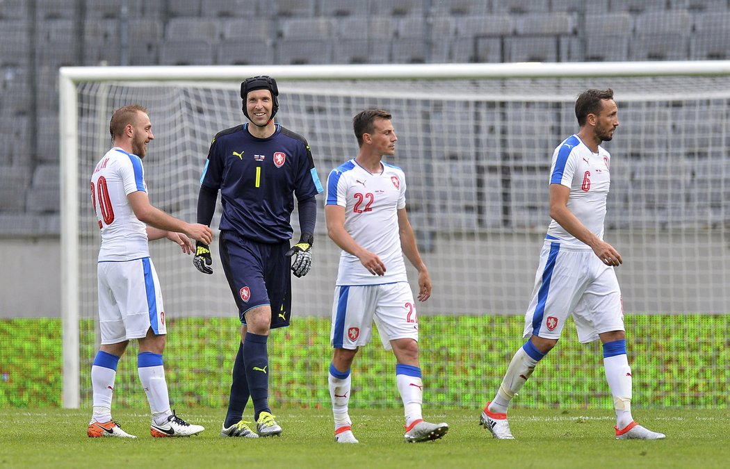 Jiří Skalák a Petr Čech po zápase s Ruskem, který Češi vyhráli 2:1