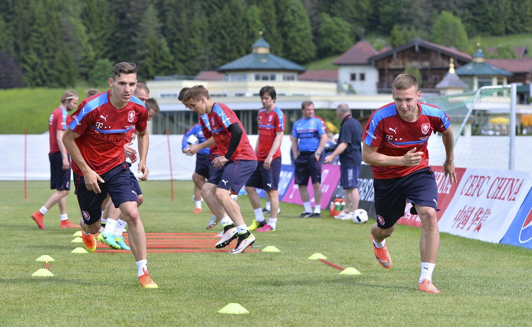 David Pavelka (vlevo) a Pavel Kadeřábek sprintují na nedělním tréninku české reprezentace v Kranzachu