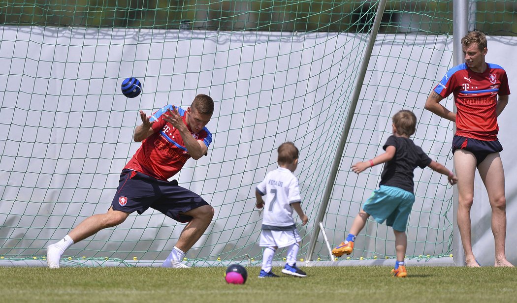 Strejdové Kadeřábek a Krejčí. Zábava s dětmi spoluhráčů na soustředění fotbalové reprezentace.