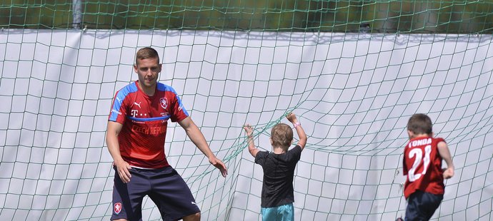 Otec v očekávání Pavel Kadeřábek si hraje s dětmi svých reprezentačních spoluhráčů na rakouském soustředění