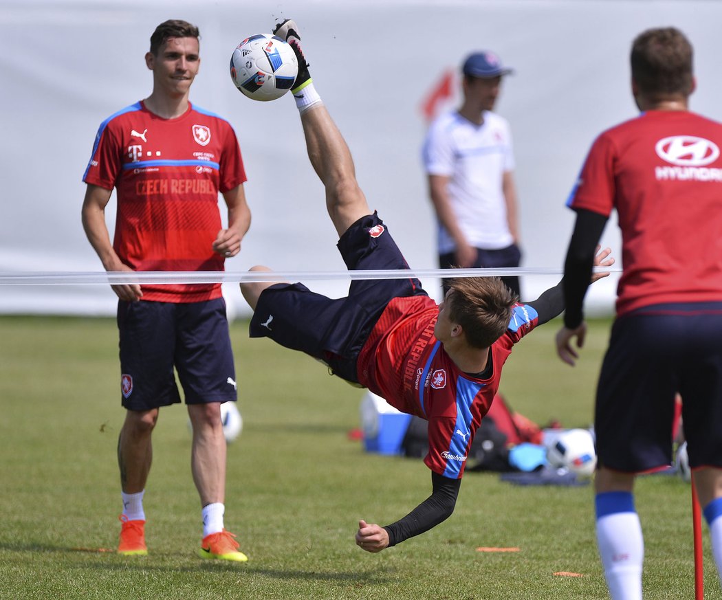 Josef Šural a jeho akrobatický zákrok při nohejbalu na tréninku českých fotbalistů v přípravě na EURO