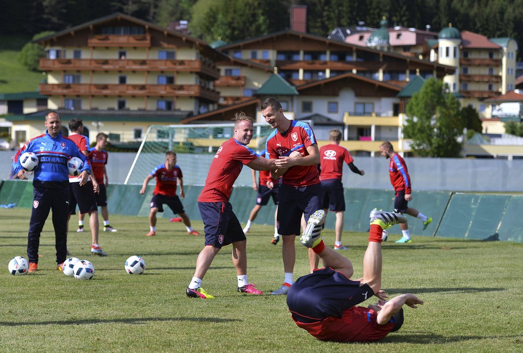 David Limberský a Tomáš Necid se dobře baví na tréninku české fotbalové reprezentace v přípravném kempu před EURO