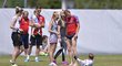 Čeští fotbalisté s manželkami na rakouském soustředění, s jejich potomky se dobře baví i zatím bezdětný spoluhráč Ladislav Krejčí