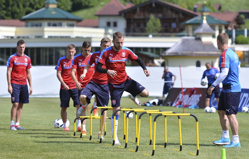 Michal Kadlec při jednom ze cvičení na nedělním tréninku reprezentace v rakouském Kranzachu