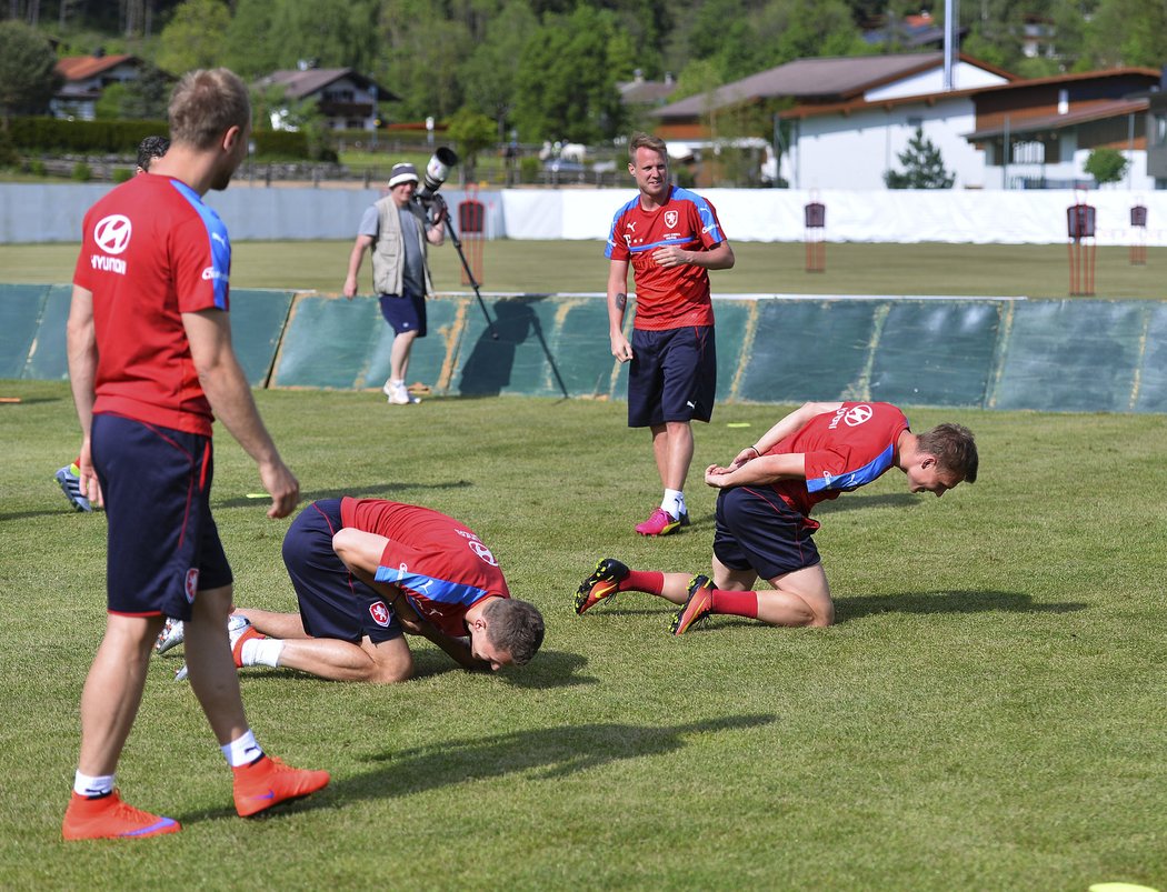 Tomáš Necid a Bořek Dočkal předvádějí nepopulárního lachtana poté, co prohráli v bagu. David Limberský (vzadu) se dobře baví.