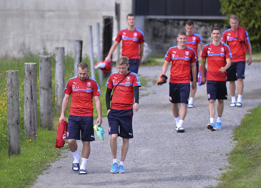 Čeští fotbalisté přicházejí na trénink v přípravném kempu před EURO v rakouském Kranzachu. Vpředu Jiří Skalák a Ladislav Krejčí.