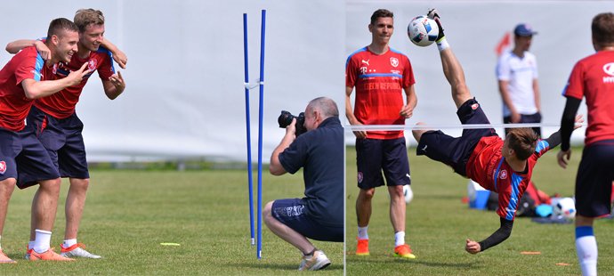 Pavel Kadeřábek s Ladislavem Krejčím se fotili, Josef Šural při nohejbale předvedl akrobatické nůžky. Na tréninku vládla pohoda.