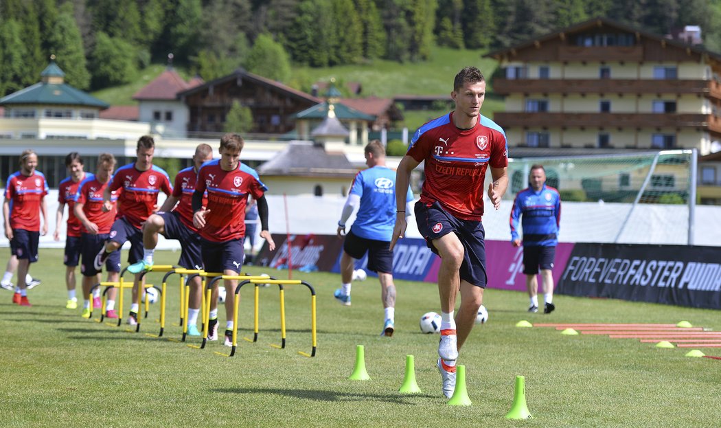 Tomáš Necid maká na českém tréninku v přípravném kempu na EURO