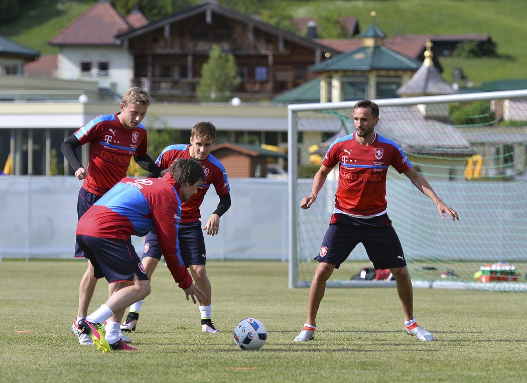 Spoluhráči sledují Tomáše Rosického při tréninku fotbalové reprezentace v rámci přípravného kempu na EURO v rakouském Kranzachu