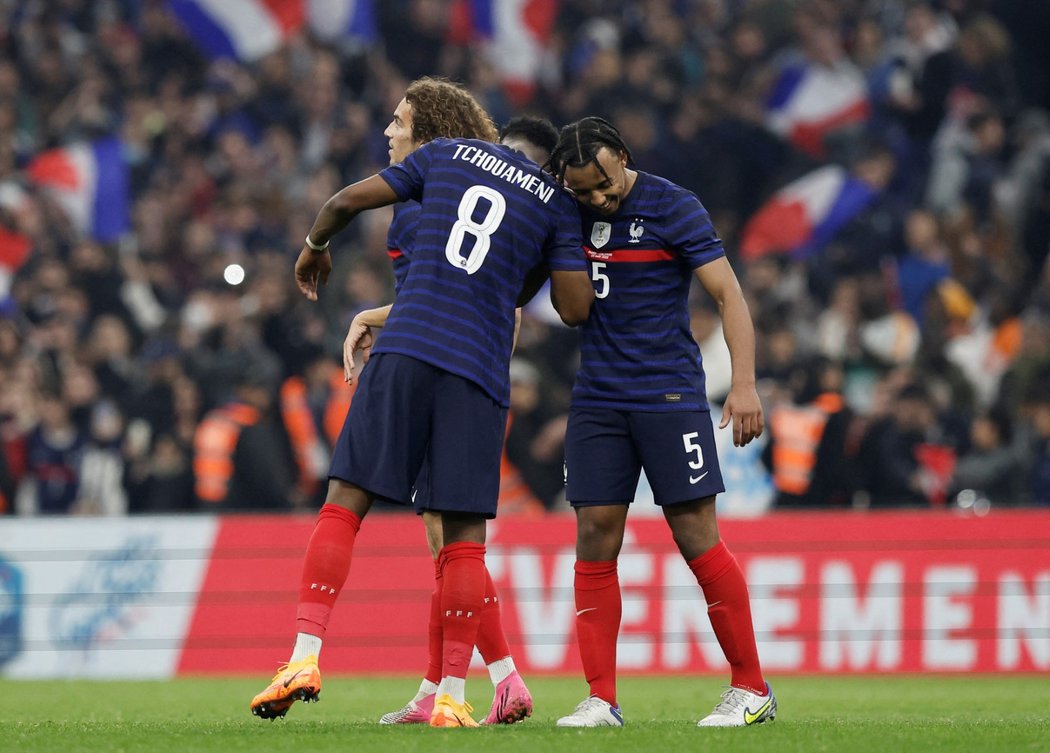 Francouzští fotbalisté se radují z výhry na Pobřežím slonoviny
