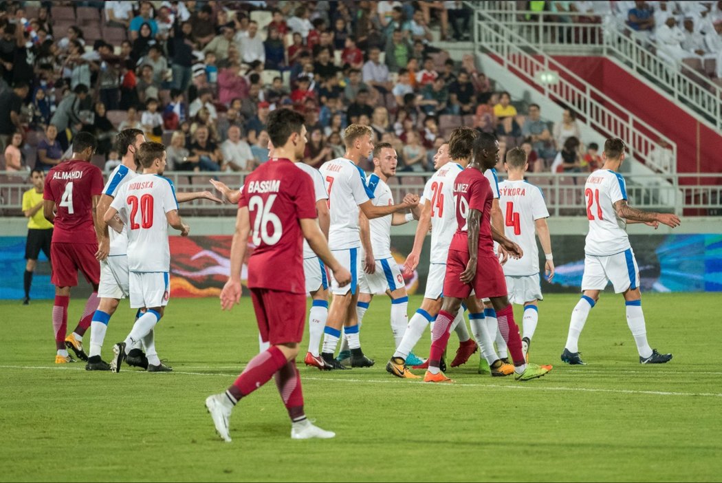 Čeští fotbalisté se radují z gólu proti Kataru, který vstřelil záložník Antonín Barák