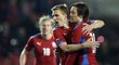 Bořek Dočkal a Tomáš Rosický, dva klíčoví záložníci nové české reprezentace, slaví trefu druhého jmenovaného proti Norsku