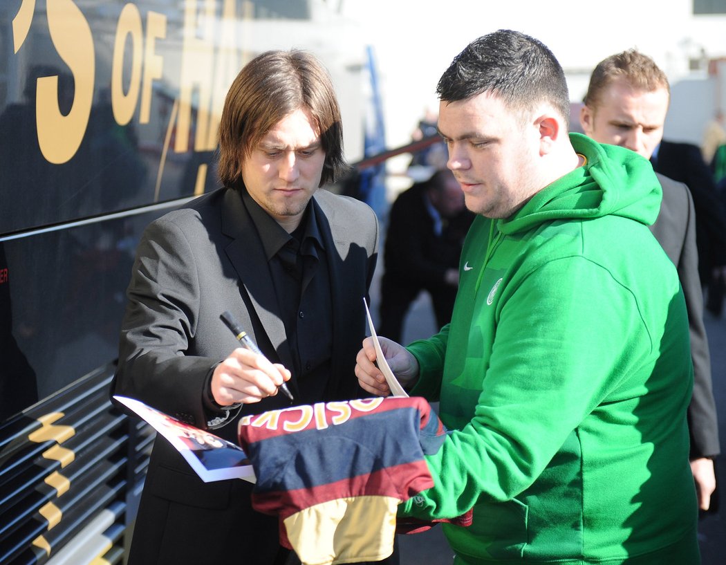 Rosický rozdává autogramy po příletu do Skotska