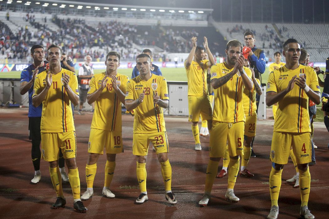 Fotbalisté Rumunska děkují po remíze v Srbsku svým fanouškům, chování části z nich se ale Nicolae Stanciovi (číslo 23) nelíbilo