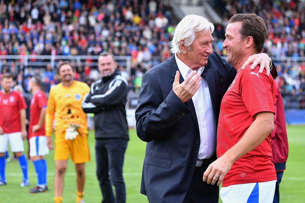 2019. Vladimír Šmicer se zdraví s koučem Karlem Brücknerem při Zápase století mezi českou reprezentací a legendami olomoucké Sigmy.