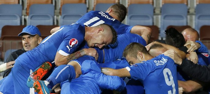 Slovenská euforie po gólu Marka Hamšíka na 2:1 proti Bělorusku