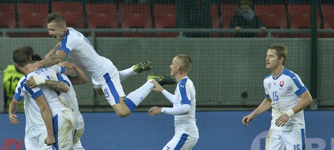Slovenská radost po gólu Michala Ďuriše do sítě Švýcarska.