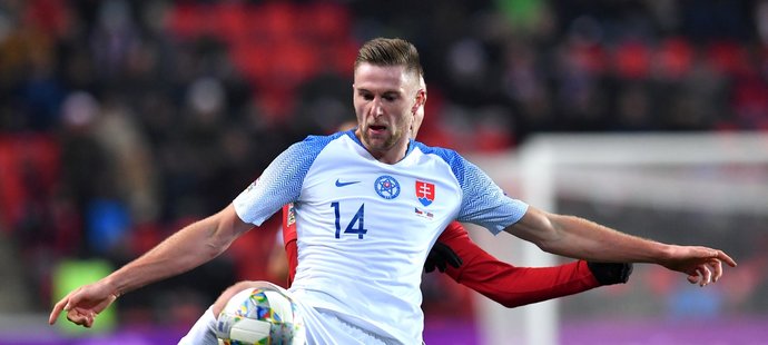 Slovenský stoper Milan Škriniar během utkání s českou reprezentací.