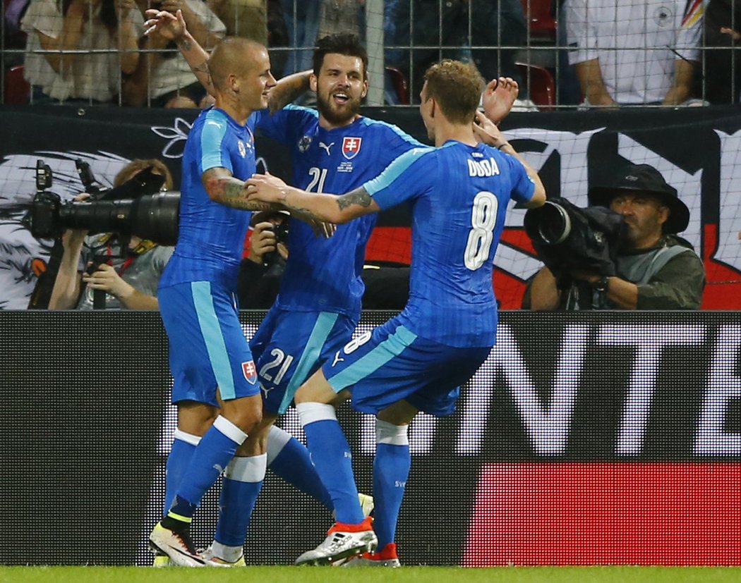 Slovenští fotbalisté slaví gól proti Německu