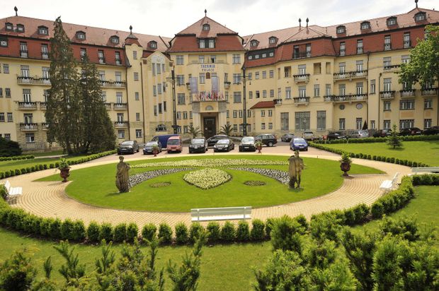 Piešťanský hotel Thermia Palace, kde se ubytovala slovenská fotbalová reprezentace Piešťanský hotel Thermia Palace, kde se ubytovala slovenská fotbalová reprezentace