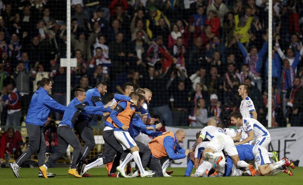 Doslova euforii zažili slovenští fotbalisté po skalpu Španělska.