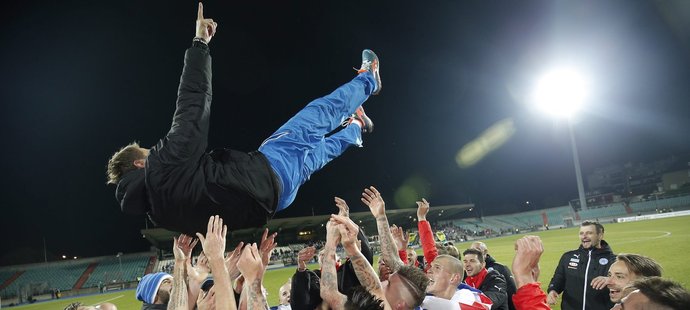 Slovenští fotbalisté vynášeli trenéra Kozáka do nebes.