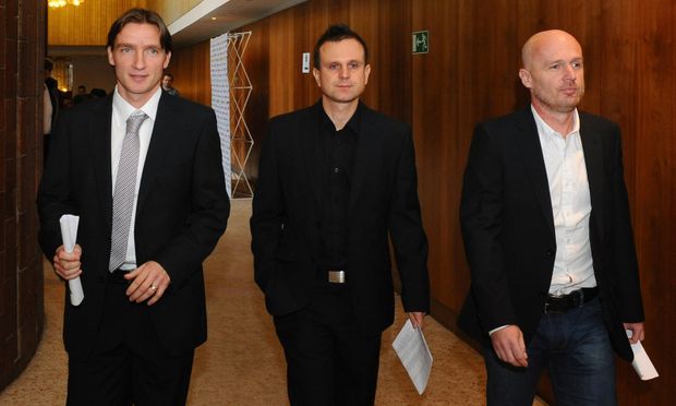 Vladimír Šmcer přichází na tiskovou konferenci. Doprovod mu dělá trenér Michal Bílek a (dnes užbývalý) svazový mluvčí Petr Svěcený Vladimír Šmcer přichází na tiskovou konferenci. Doprovod mu dělá trenér Michal Bílek a (dnes užbývalý) svazový mluvčí Petr Svěcený