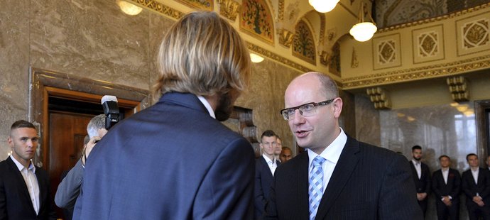 Jeden ze zkušených hráčů Jaroslav Plašil s premiérem Bohuslavem Sobotkou.