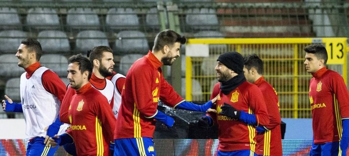 Španělští fotbalisté při tréninku před přátelským duelem v Belgii. Ten se nakonec kvůli teroristické hrozbě neodehraje.