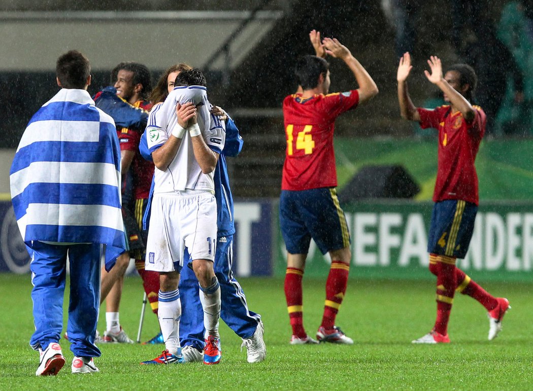 Slzy i radost. Španělští fotbalisté do devatenácti let nechali Řekům jen kapky deště a slz