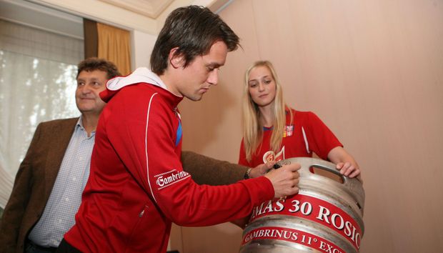 Tomáš Rosický podepisuje sud piva, který věnuje do soutěže fanouškům Tomáš Rosický podepisuje sud piva, který věnuje do soutěže fanouškům